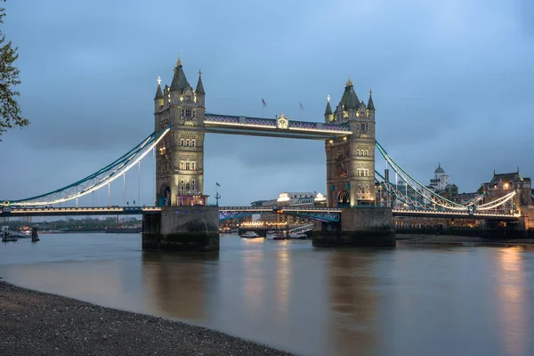 Tower Bridge in London at dusk — Stock Photo, Image