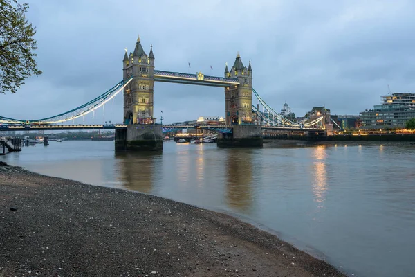 Tower Bridge em Londres ao entardecer — Fotografia de Stock