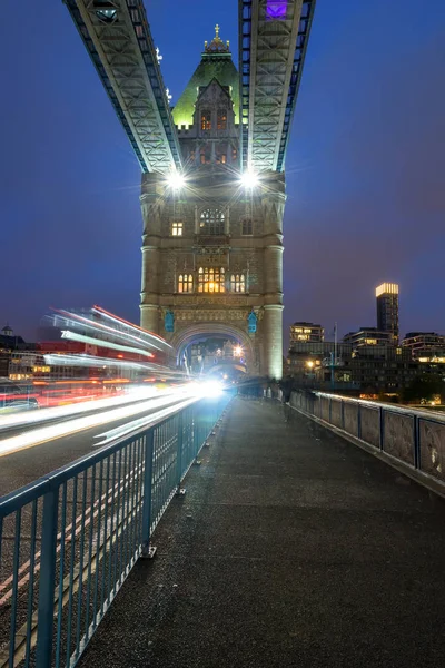 Puente de la torre con luces borrosas del coche del movimiento — Foto de Stock