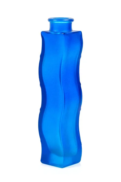 Декоративна порожня скляна синя квіткова ваза на білому тлі — стокове фото