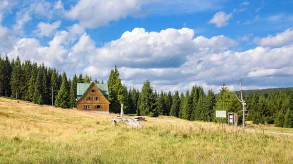 Huis in het bos in het Jizera gebergte — Stockfoto