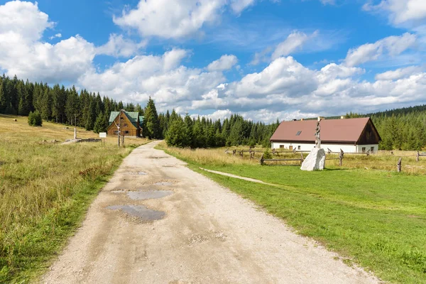 Case sul sentiero forestale nelle montagne di Jizera — Foto Stock