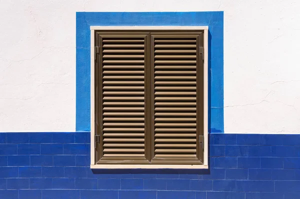 Geschlossene Fensterläden eines mediterranen Hauses — Stockfoto