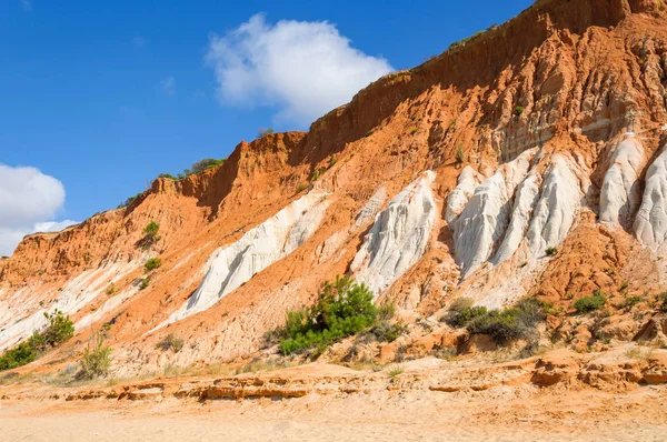 Falaises rouges à Falesia Beach — Photo