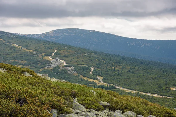 Luchtfoto van de belangrijkste bergroute in het Reuzengebergte — Stockfoto