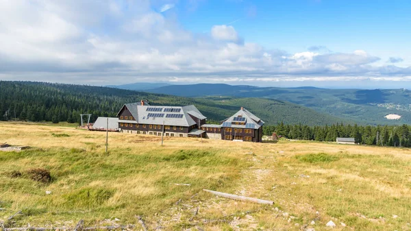 Bergschuilplaats Hala Szrenicka in het Reuzengebergte in Polen — Stockfoto