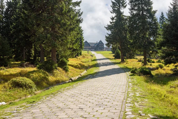 Rode route naar de berghut op Szrenicka Hall — Stockfoto