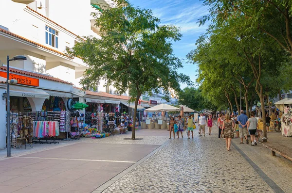 葡萄牙阿尔布费拉 2014年9月3日 游客们带着商店 酒吧和餐馆参观阿尔加维地区的阿尔布费拉旅游城 — 图库照片