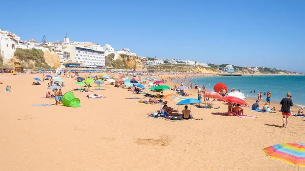 Albufeira Portugal September 2014 Mensen Zonnebaden Het Strand Aan Atlantische — Stockfoto