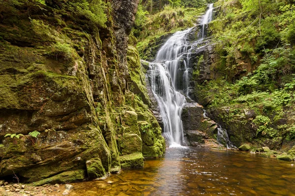 Kamienczyk河瀑布的混浊水 这是大英山上最高的瀑布 — 图库照片