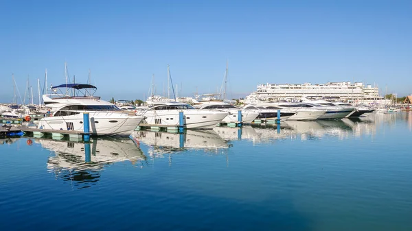 豪华游艇停泊在葡萄牙阿尔加维Vilamoura港 — 图库照片