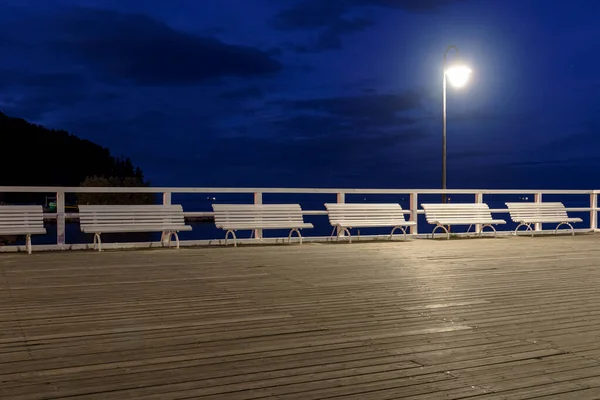 ポーランドのグディニア オルルーの桟橋のベンチの夜景 — ストック写真