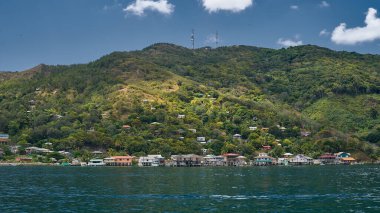          Guanaja adasındaki köy manzarası, Honduras                      