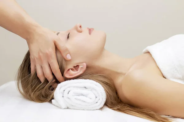 Young Woman Enjoying Massage Spa Salon Beautiful Girl Head Face — Stock Photo, Image