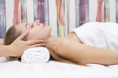 Beyaz tenli genç kız, güzellik fotoğrafı konsepti, cilt bakımı, spa konsepti, tedavi, yüz masajı.