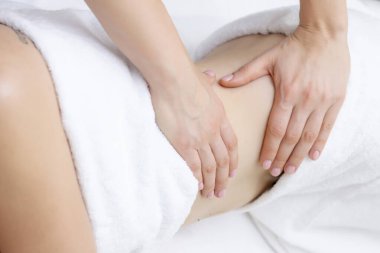 Kadınların Midesine Masaj Terapisti Masajı. Masaj ve vücut bakımı. Spa vücut masajı yapan kadın el tedavisi yapıyor.. 