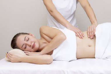 Kadınların Midesine Masaj Terapisti Masajı. Masaj ve vücut bakımı. Spa vücut masajı yapan kadın el tedavisi yapıyor.. 