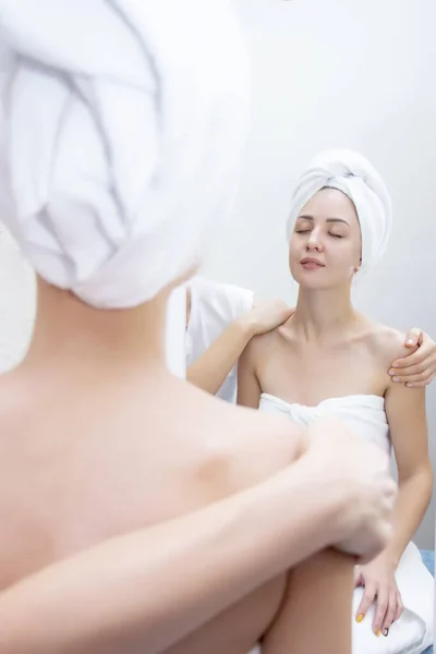 Giovane Donna Che Gode Massaggio Nel Salone Spa Massaggi Cura — Foto Stock