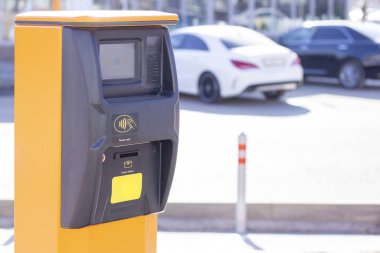 Kablosuz park yönetimi sistemi, otomatik kapılar ve engeller, park girişi güvenlik sistemi. Yollara park etmek için para makbuzu ödeme istasyonu.