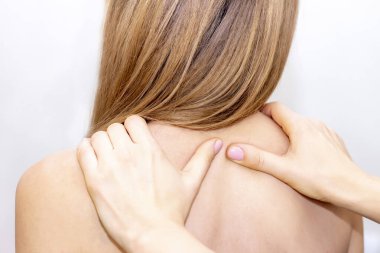 Sırt ağrısı. Manüel sırt ve boyun masajı. Masaj ve vücut bakımı. Spa vücut masajı yapan kadın el tedavisi yapıyor..