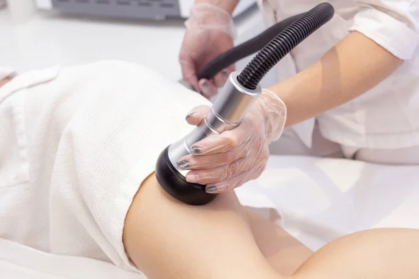 Cosmetologist Reducing Cellulite Hips Female Patient Using Ultrasound Cavitation Machine — Stock Photo, Image