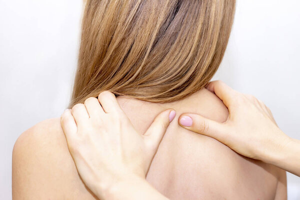 спина болит. ручной массаж спины и шеи. Массаж и уход за телом. СПА массаж женских рук
.