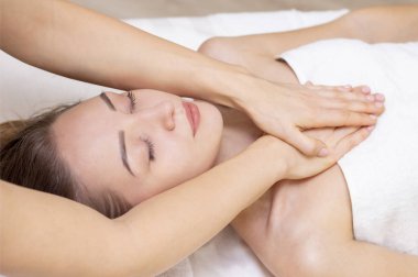 Masaj ve vücut bakımı. Spa vücut masajcısı kadın el muamelesi yapıyor. Güzeller güzeli bir kız için masaj yaptıran bir kadın.