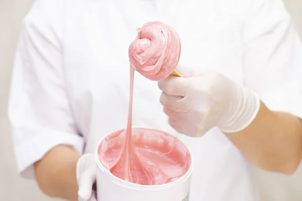 Pasta Açúcar Rosa Líquido Cera Para Depilação Uma Vara Madeira — Fotografia de Stock