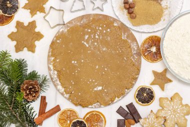 Bir tebrik mesajı için fotokopi çekilen Noel pastası arka planı, zencefilli ekmek pişirmek için katlanmış mangır huzuru, tepeden tırnağa görünüm 