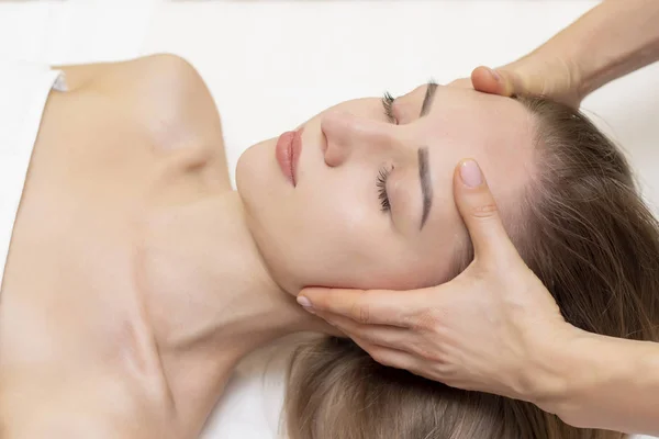 Jovem Que Gosta Massagem Salão Spa Massagem Facial Close Mulher — Fotografia de Stock