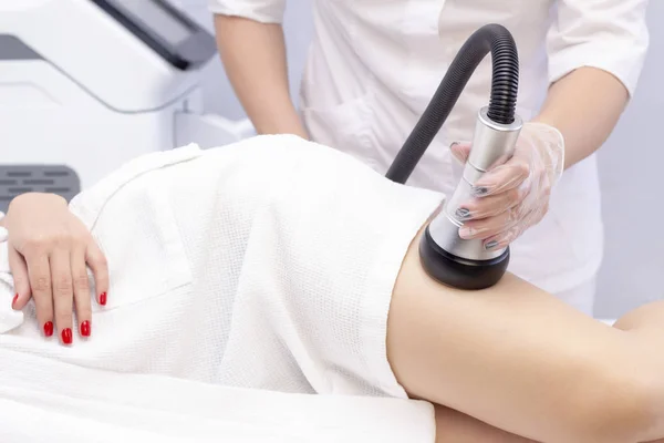 Cosmetologist Reducing Cellulite Hips Female Patient Using Ultrasound Cavitation Machine — Stock Photo, Image