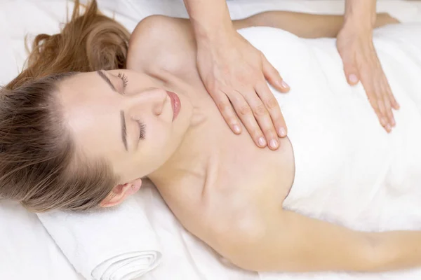 Masaż Pielęgnacja Ciała Spa Masaż Ciała Kobieta Ręce Leczenie Kobieta — Zdjęcie stockowe