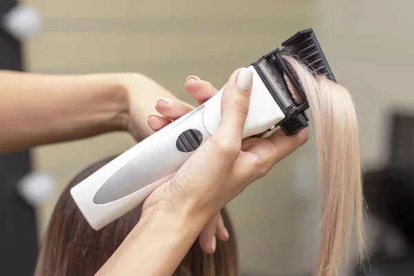 Haarpolijstprocedure Kapper Salon Polijst Het Haar Met Een Speciale Machine — Stockfoto