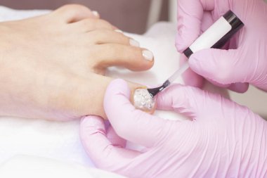 Şalvar. Profesyonel resme beyaz ve parlak akrilik boyaya yakın dur. Kadın müşteriler için pedikür güzellik salonu uzmanı. Güzellik salonunda dinlen, manikür yap.