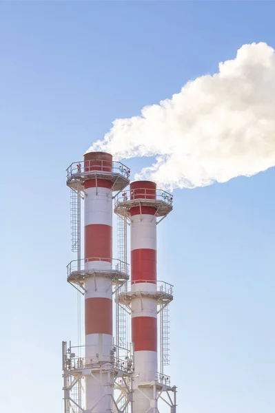 Fábrica Fumaça Planta Pilha Sobre Fundo Azul Céu Central Térmica — Fotografia de Stock