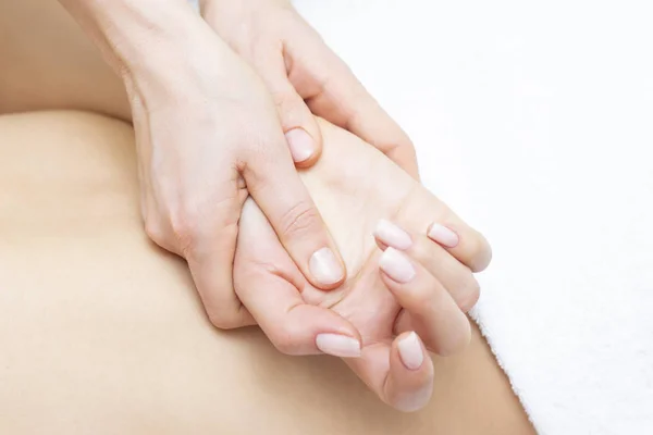 Jovem Mulher Tendo Massagem Braço Salão Beleza Vista Perto — Fotografia de Stock
