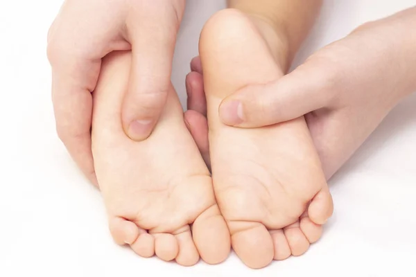 Massagista Massageando Crianças Pequenas Mãe Está Fazer Massagens Bebé Prevenção — Fotografia de Stock