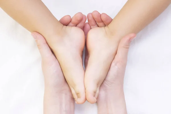 Massagista Massageando Crianças Pequenas Mãe Está Fazer Massagens Bebé Prevenção — Fotografia de Stock