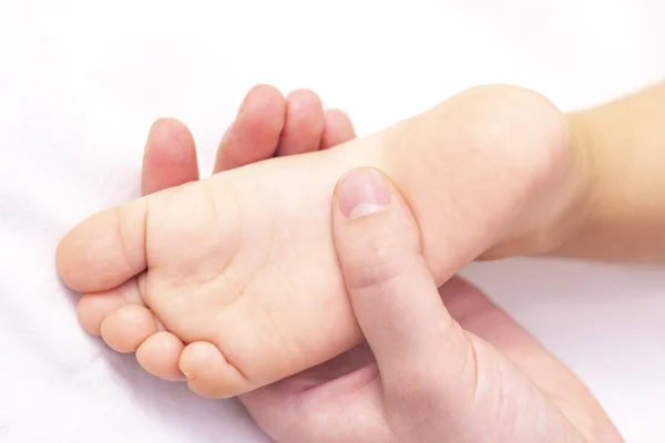 Massaggiatore Massaggiando Piede Bambini Piccoli Mamma Sta Facendo Massaggio Piede — Foto Stock