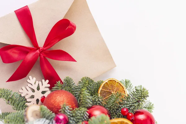 Composición Navideña Decoraciones Navideñas Ramas Abeto Sobre Con Una Cinta — Foto de Stock