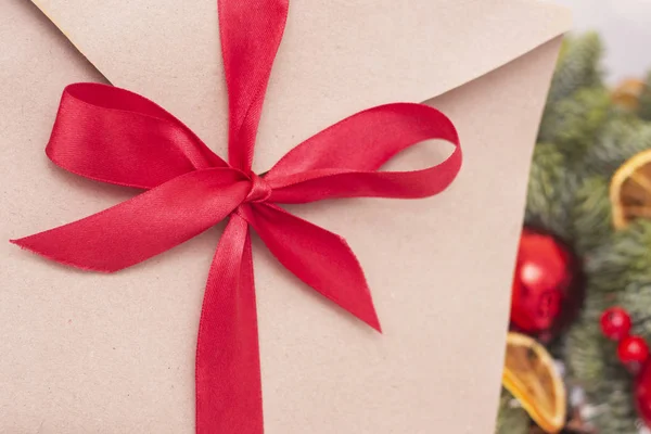 クリスマスの構図 クリスマスの装飾 モミの枝 赤いリボンで封筒 コピースペース — ストック写真