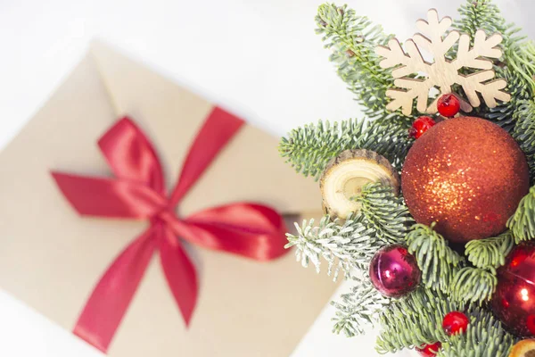 Composición Navideña Decoraciones Navideñas Ramas Abeto Sobre Con Una Cinta — Foto de Stock