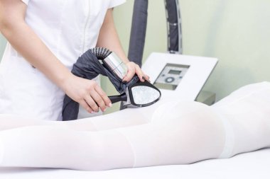 IPG kızı vücut masajı yapıyor. Kıza donanım masajı yapılıyor, masaj için özel bir tulum giyiyor. Çürüme, selülit, yağ kaybı. Elektrikli süpürge masajı. maniple