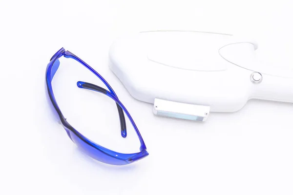 Laserapparater För Hårborttagning Hårborttagning Och Blå Skyddsglasögon Skydd Begreppet Hårborttagning — Stockfoto