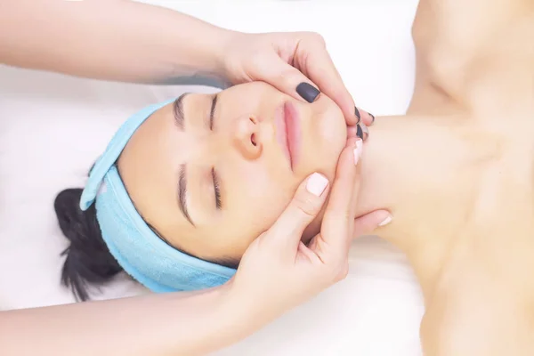 Jovem Que Gosta Massagem Salão Spa Massagem Facial Close Mulher — Fotografia de Stock