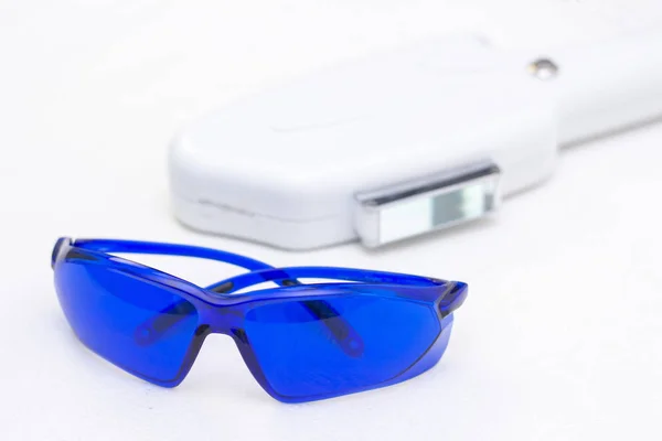 Aparato Láser Para Depilación Depilación Gafas Seguridad Azules Protección Concepto — Foto de Stock