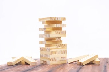 Bloklardan yapılmış hafif ahşap bir kuleye yakın çekim. Masa oyunu masada. Strateji ve konsantrasyon için etkinlik. İş konsepti