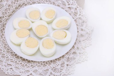 Beyaz tabakta kaynamış sağlıklı besin tavuğundan organik beyaz yumurtalar ve güzel örülmüş bir peçete. arkaplan dokusu için yumuşak odak yakın plan