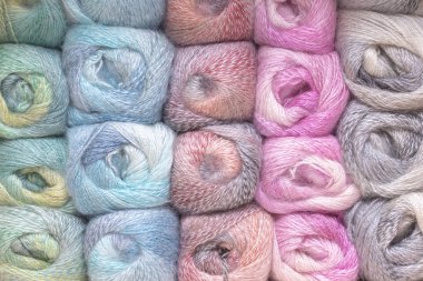 Yünlü çok renkli ipliğin arkaplan dokusu. Güzel iplik deseni. İplik yumakları. İplik dükkanı.