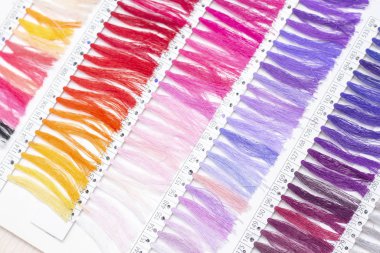 İplik dizini. Kataloğu çok renkli ipliklerle, yatak renkleriyle aç. Stüdyo.